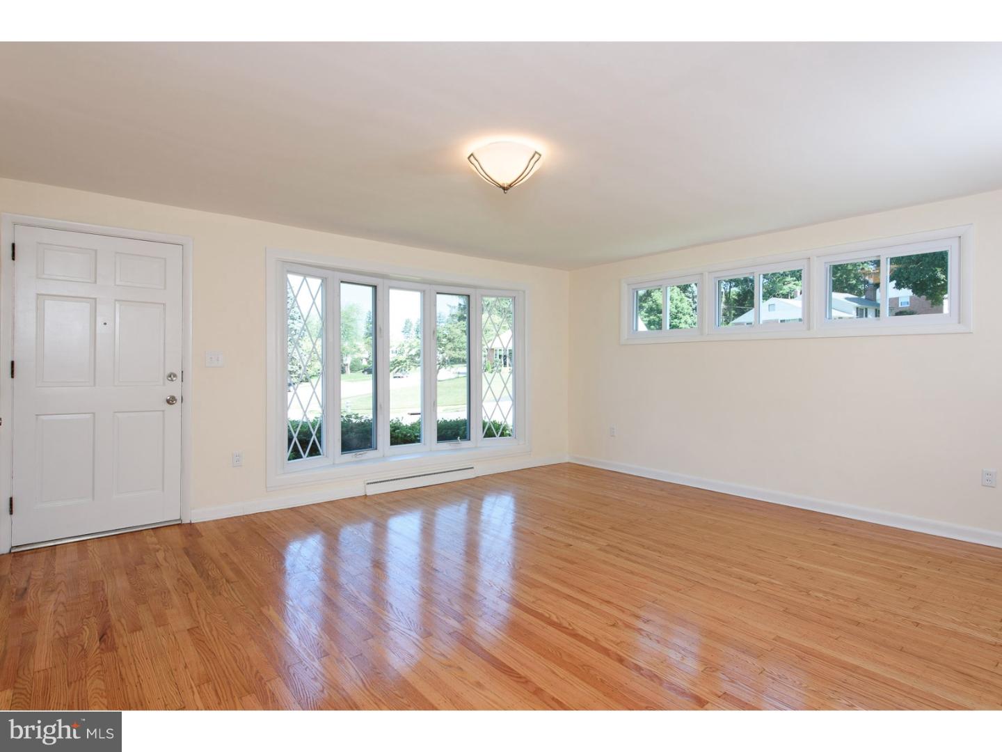 607 Wynne Road Springfield, PA 19064 - Photo 5 of 23 Living Room