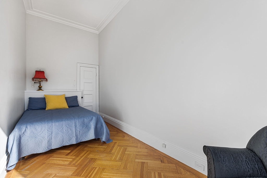 396 Beacon Street, Unit 3 Boston, MA 02116 - Photo 11 of 18 a bedroom with a bed and chair