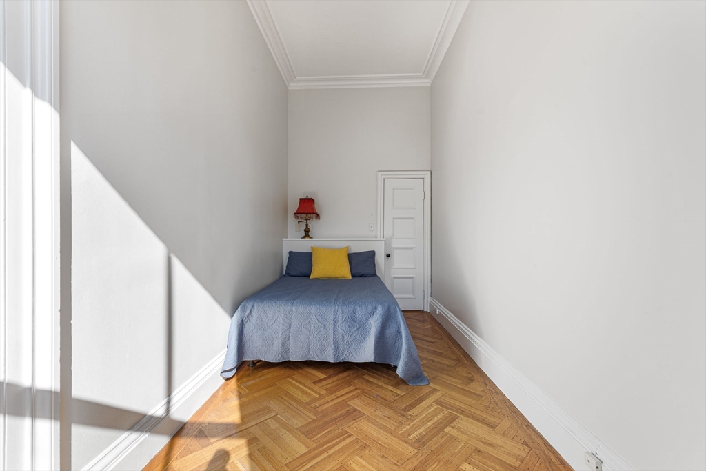 396 Beacon Street, Unit 3 Boston, MA 02116 - Photo 12 of 18 a bedroom with a bed and a potted plant