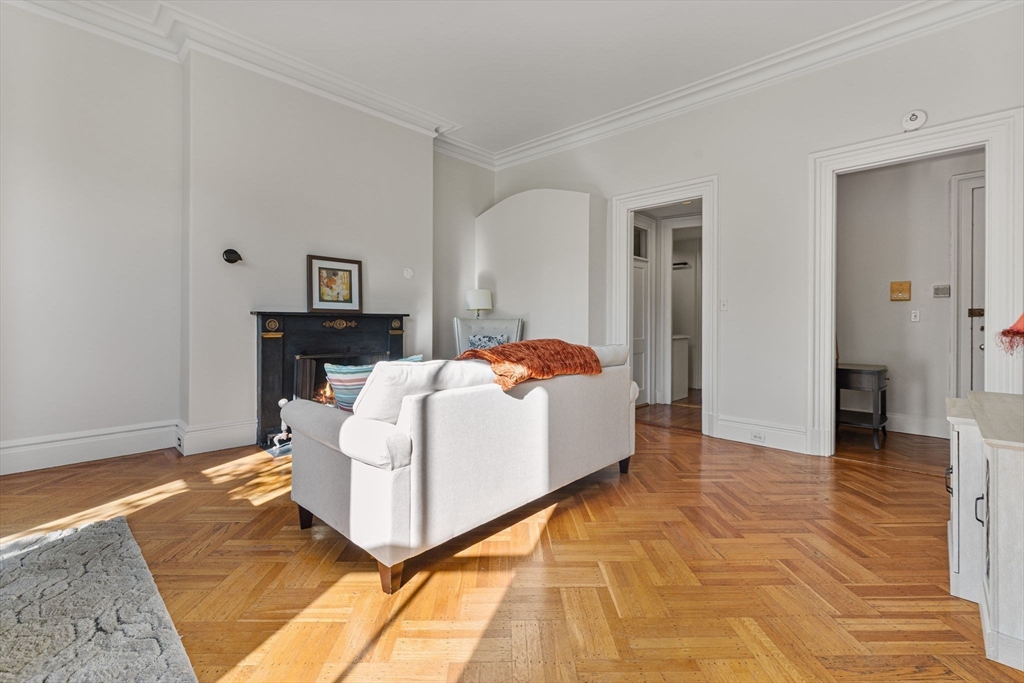 396 Beacon Street, Unit 3 Boston, MA 02116 - Photo 6 of 18 a living room with furniture rug and a table