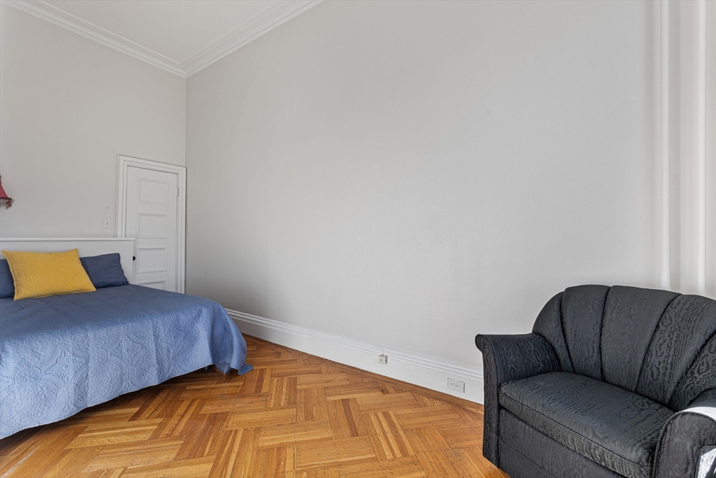 396 Beacon Street, Unit 3 Boston, MA 02116 - Photo 10 of 18 a bedroom with a bed couch and a couch