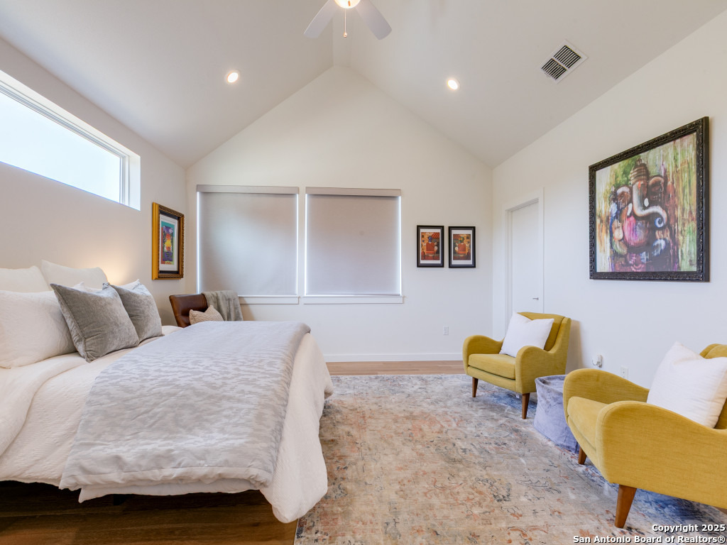 133 Terrell Road, Unit 1 Alamo Heights, TX 78209 - Photo 14 of 25 a bedroom with a bed and couch