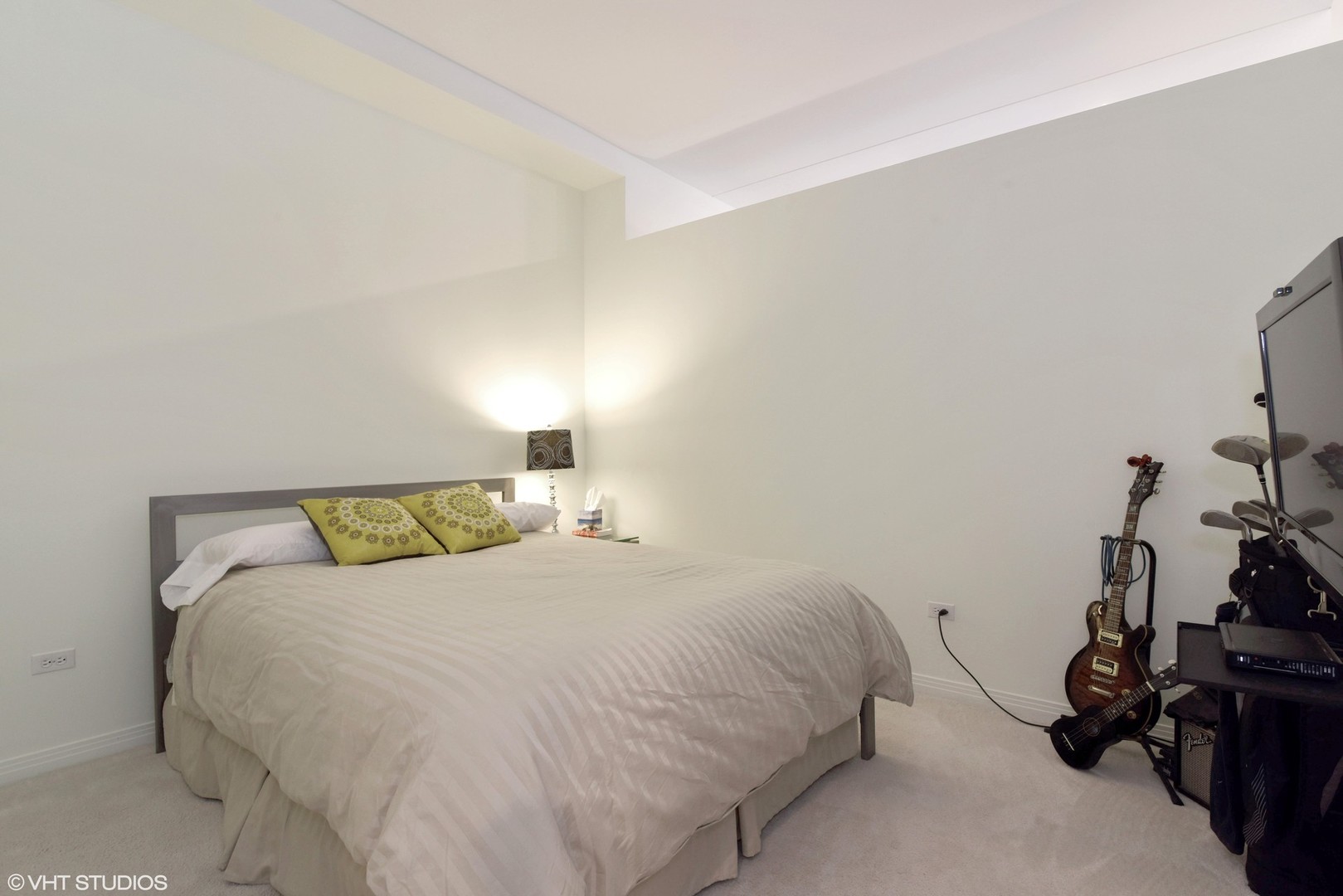 65 East Monroe Street, Unit 4015 Chicago, IL 60603 - Photo 8 of 14 a bedroom with a bed and a closet