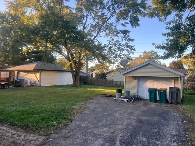 a view of a house with backyard and garden