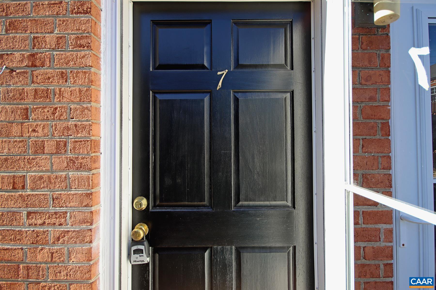 2114 Ivy Road, Unit 7 Charlottesville, VA 22903 - Photo 2 of 9