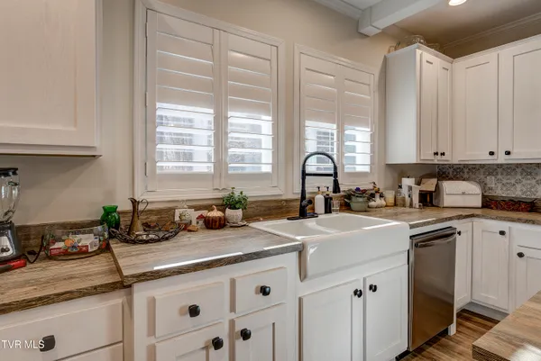 $465,000 | 406 Mathis Road, Flag Pond, TN 37657