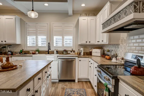 $465,000 | 406 Mathis Road, Flag Pond, TN 37657