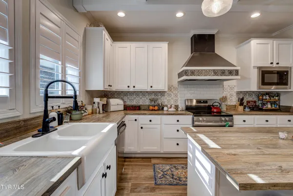 $465,000 | 406 Mathis Road, Flag Pond, TN 37657