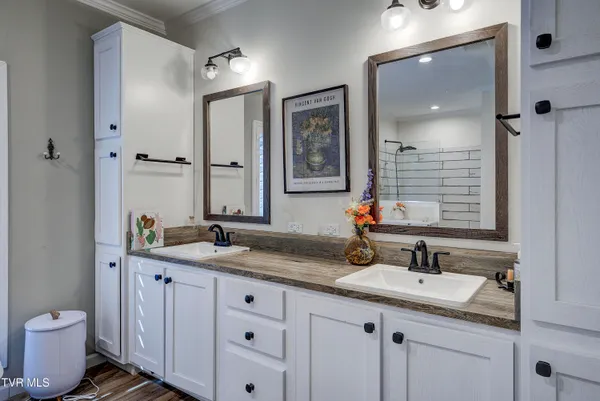 $465,000 | 406 Mathis Road, Flag Pond, TN 37657