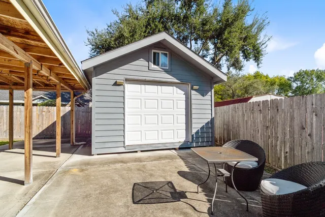 a view of a house with backyard and a garden