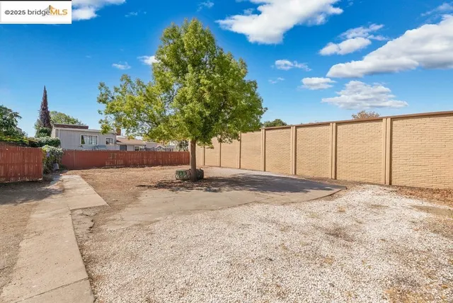 a view of back yard of the house