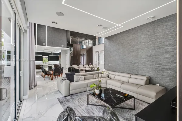 $2,680,000 | 10223 Northwest 75th Terrace, Doral, FL 33178