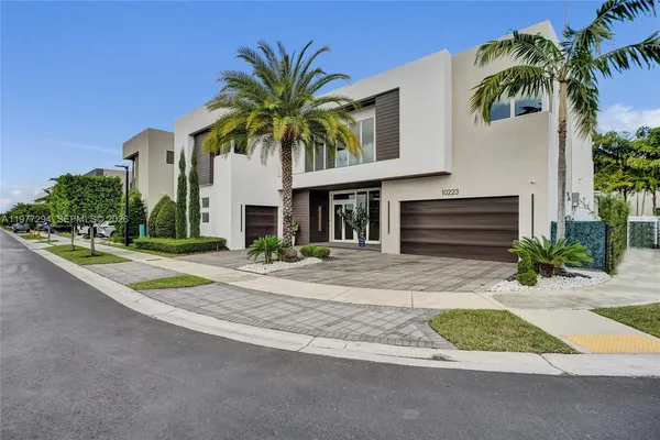 $2,680,000 | 10223 Northwest 75th Terrace, Doral, FL 33178