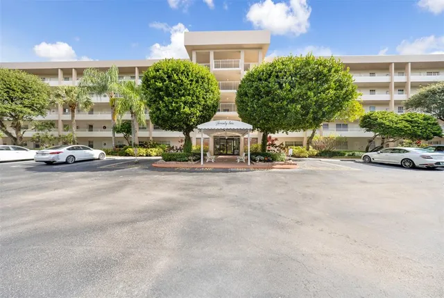 $2,100 | 3850 Oaks Clubhouse Drive, Unit 409, Pompano Beach, FL 33069