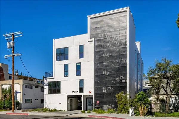 $2,500 | 10657 Moorpark Street, Unit 403, North Hollywood, CA 91602