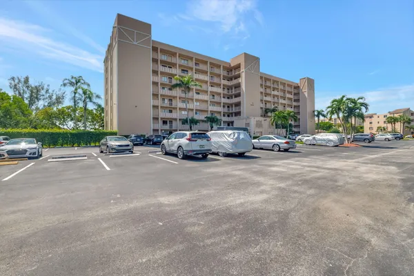 $2,500 | 6866 Huntington Lane, Unit 806, Delray Beach, FL 33446