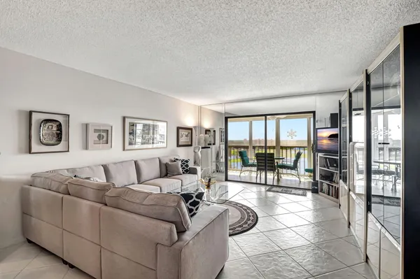 $2,500 | 6866 Huntington Lane, Unit 806, Delray Beach, FL 33446