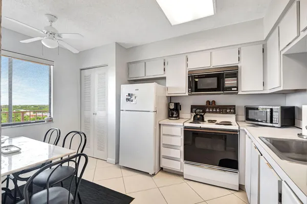 $2,500 | 6866 Huntington Lane, Unit 806, Delray Beach, FL 33446