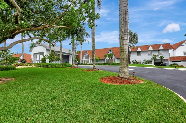 $2,500 | 6866 Huntington Lane, Unit 806, Delray Beach, FL 33446