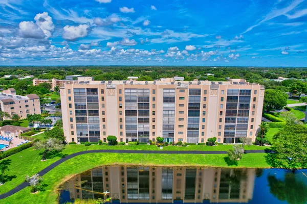 $2,500 | 6866 Huntington Lane, Unit 806, Delray Beach, FL 33446