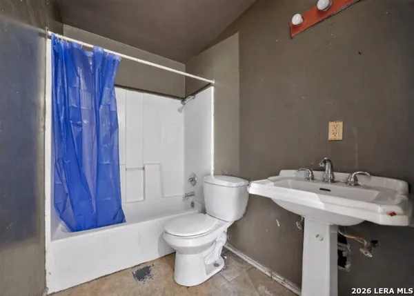 $140,100 | 2203 Colony Drive, Hondo, TX 78861