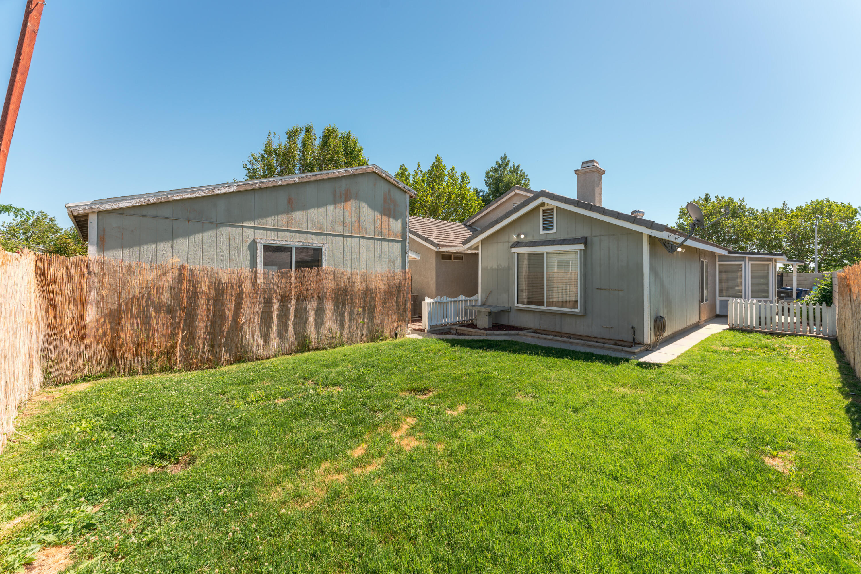43333 Vineyard Drive Lancaster, CA 93535 - Photo 27 of 31 a view of a back yard of the house