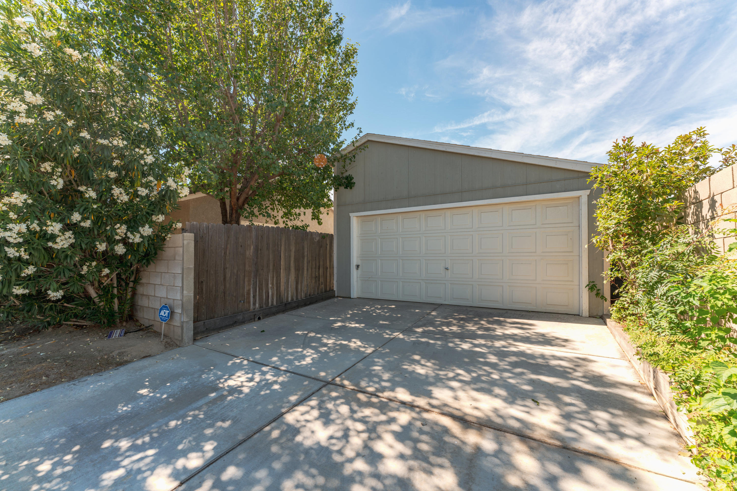 43333 Vineyard Drive Lancaster, CA 93535 - Photo 30 of 31 a view of a backyard of the house