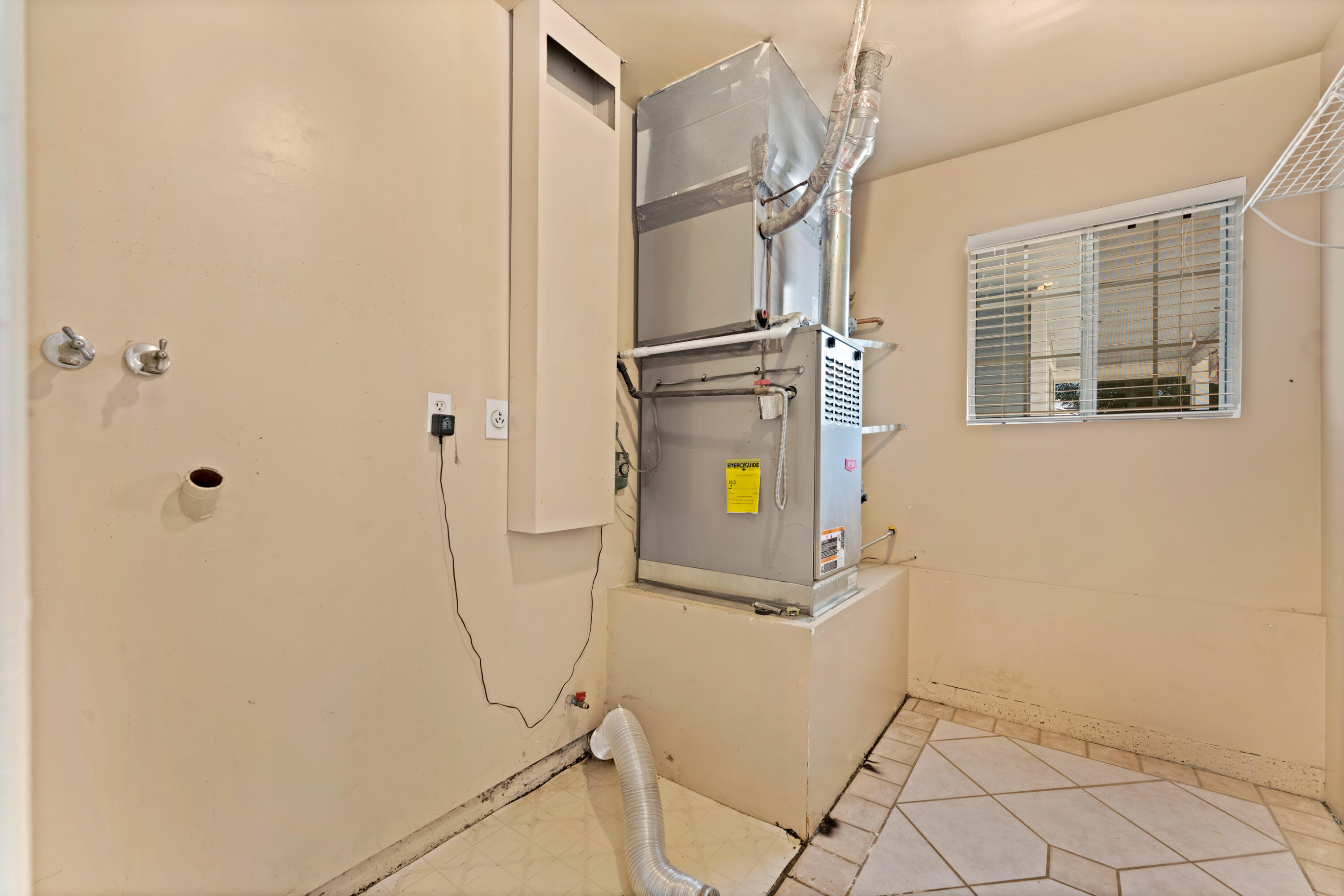 43333 Vineyard Drive Lancaster, CA 93535 - Photo 10 of 31 a utility room with dryer and washer