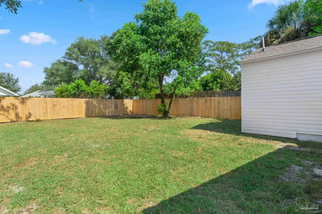 a view of a backyard