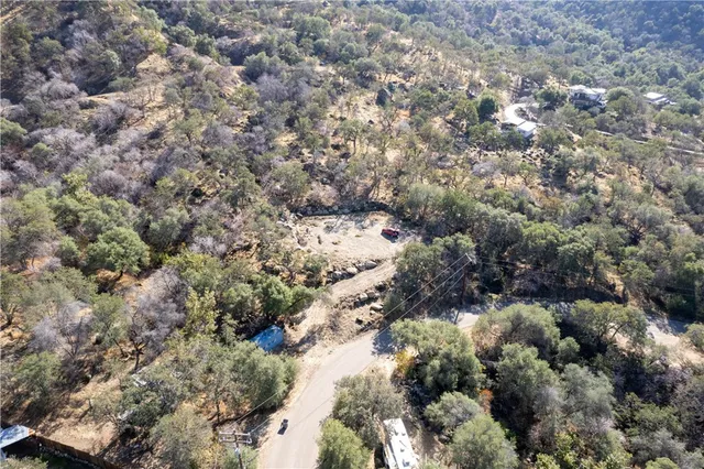 a view of back yard of the house