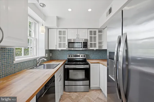 $2,350 | 3856 Porter Street Northwest, Unit D370, Washington, DC 20016