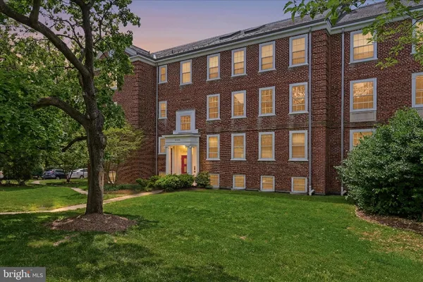 $2,350 | 3856 Porter Street Northwest, Unit D370, Washington, DC 20016