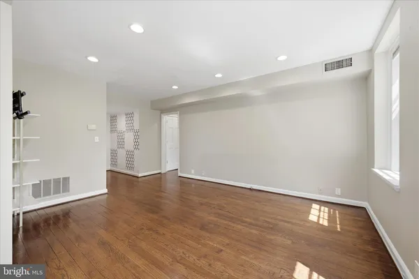 $2,350 | 3856 Porter Street Northwest, Unit D370, Washington, DC 20016