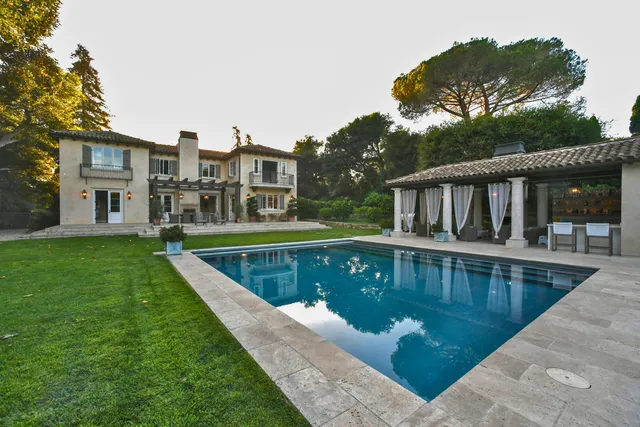 a view of an outdoor space with seating area