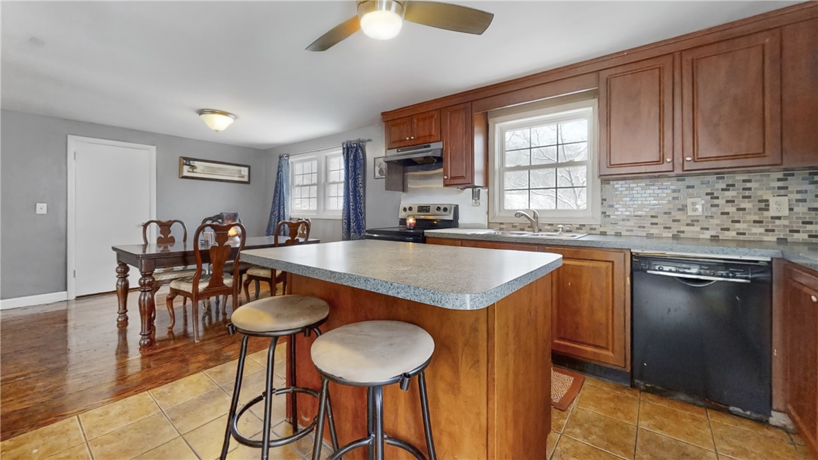 23 Vale Street Warwick, RI 02886 - Photo 3 of 16 Gallery Image 3