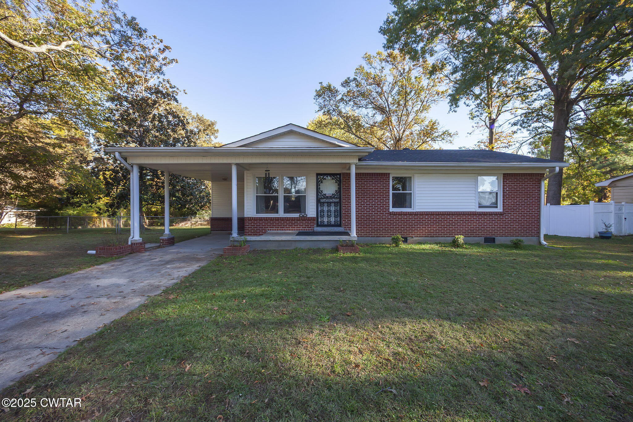 a view of a house with a backyard