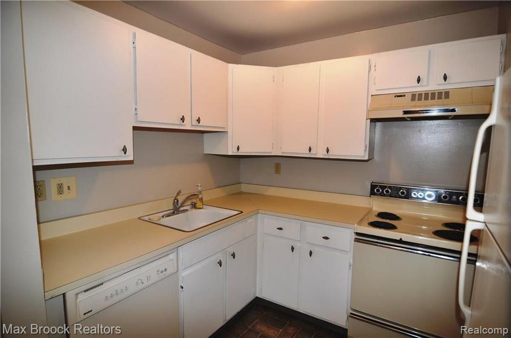 4905 Crooks Road Royal Oak, MI 48073 - Photo 7 of 17