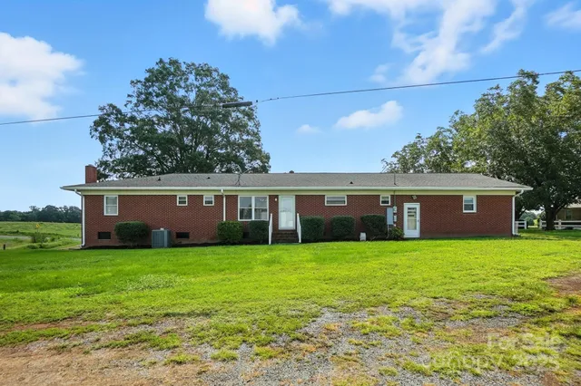 a front view of house with yard
