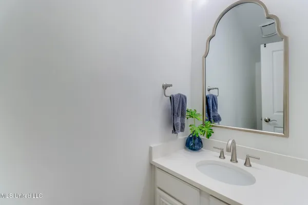 $1,975 | 922 Porter Avenue, Unit 220, Ocean Springs, MS 39564