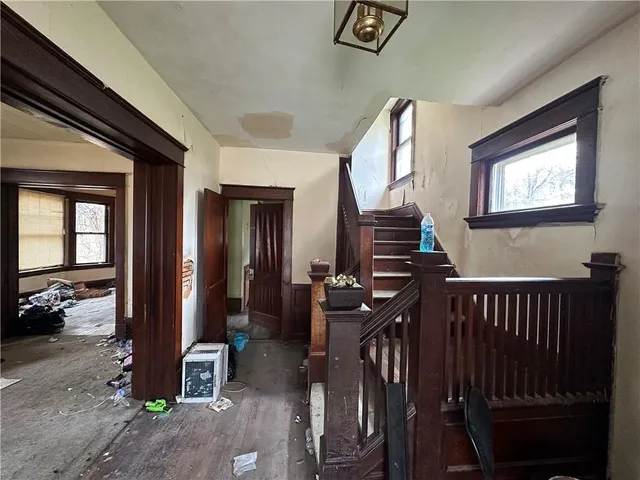 a view of an entryway with livingroom