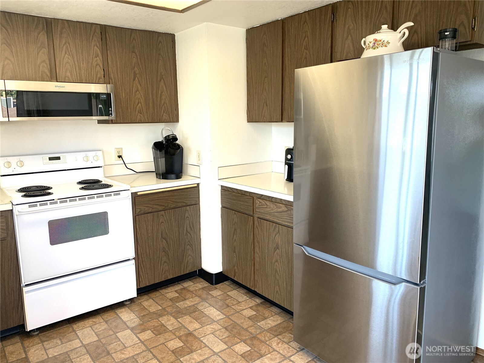 416 Meade Avenue Sumner, WA 98390 - Photo 11 of 39 a kitchen with a refrigerator sink and stove