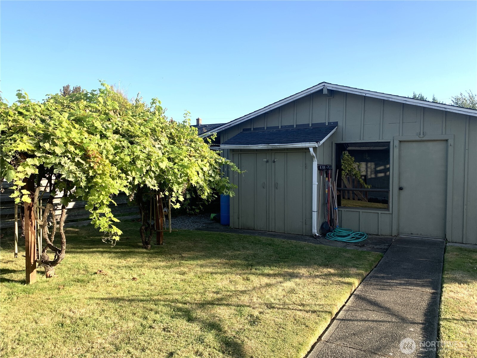 416 Meade Avenue Sumner, WA 98390 - Photo 25 of 39 a house with trees in front of it