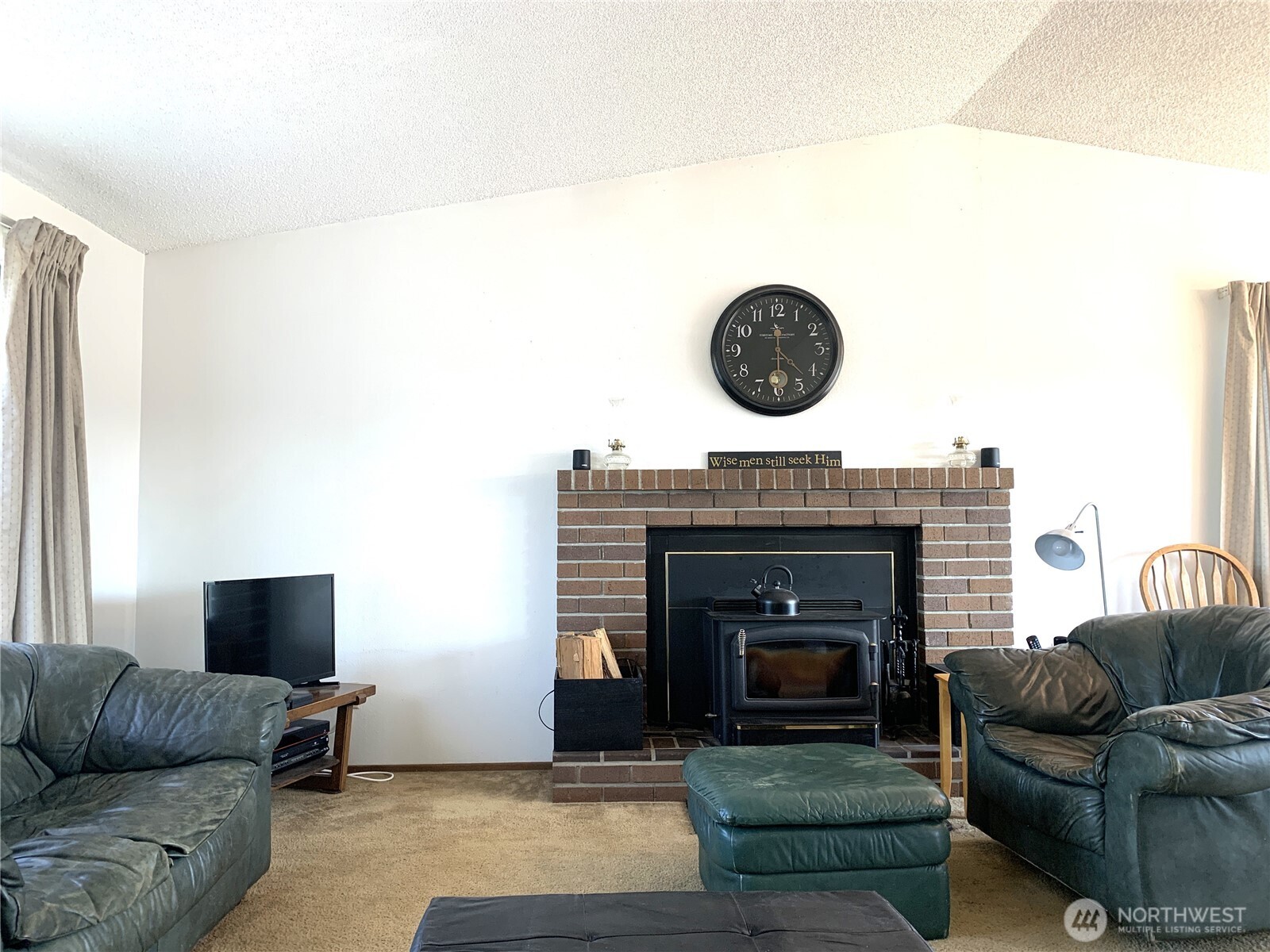 416 Meade Avenue Sumner, WA 98390 - Photo 4 of 39 a living room with furniture and a fireplace