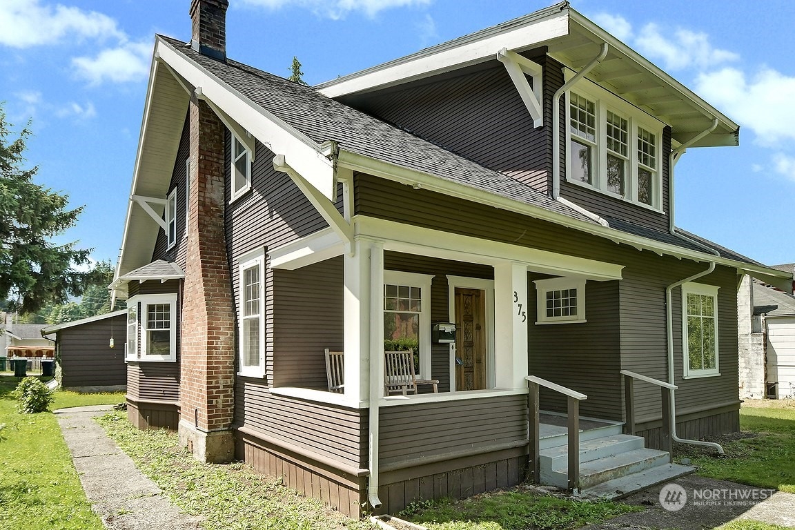 a view of house with a yard