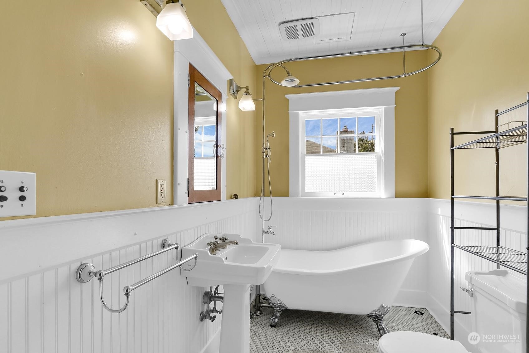 375 East Sunset Way Issaquah, WA 98027 - Photo 16 of 26 a bathroom with a sink and a bathtub