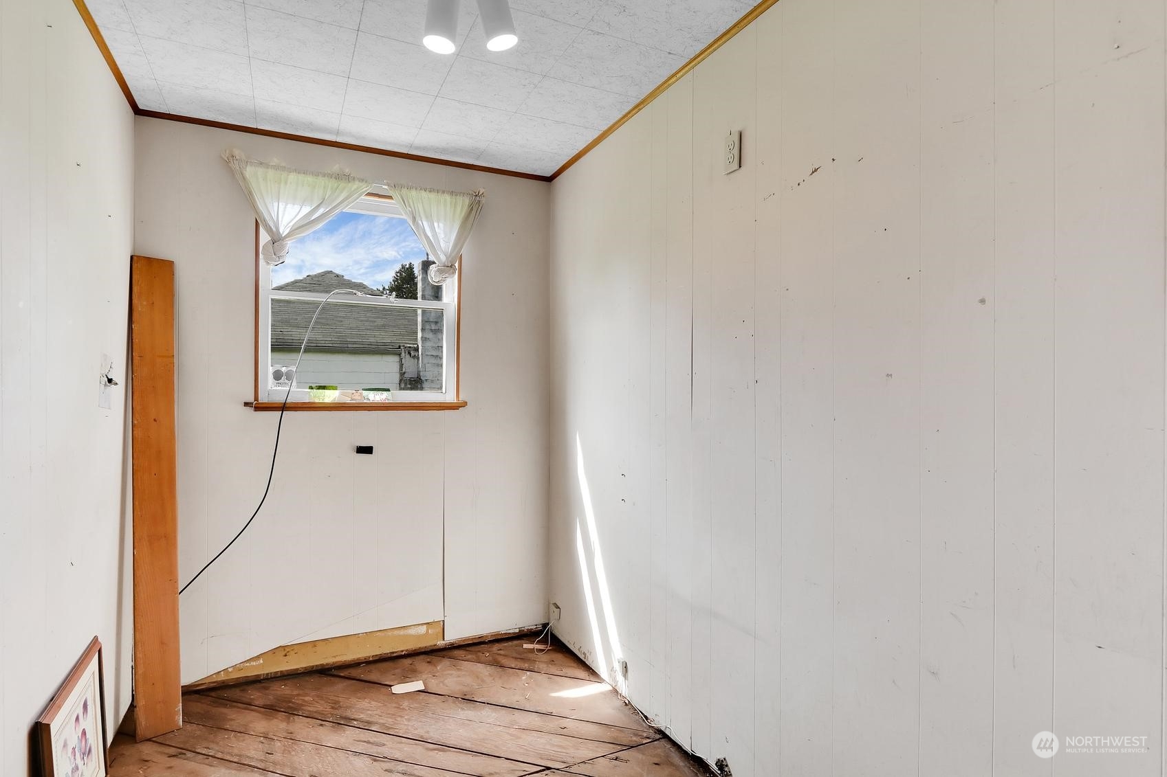 375 East Sunset Way Issaquah, WA 98027 - Photo 17 of 26 a view of front door with wooden floor