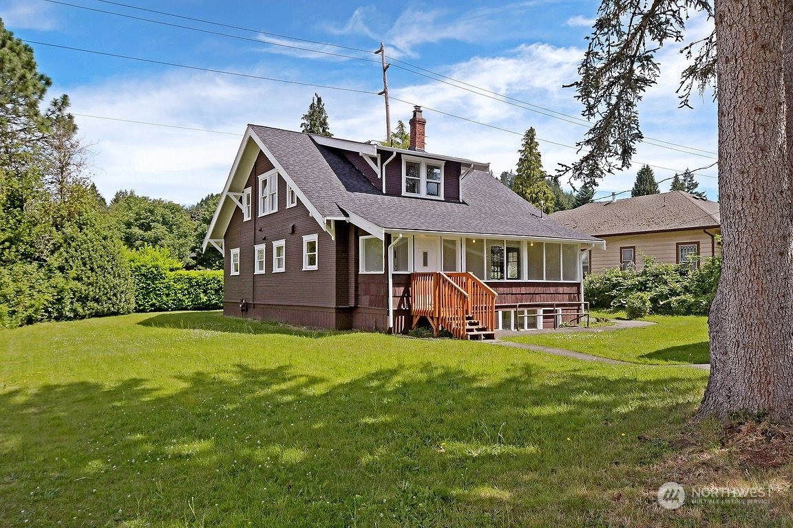 375 East Sunset Way Issaquah, WA 98027 - Photo 2 of 26 a front view of a house with yard and green space
