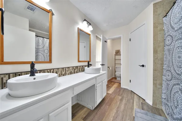 a en suite bathroom with a large mirror and bathtub