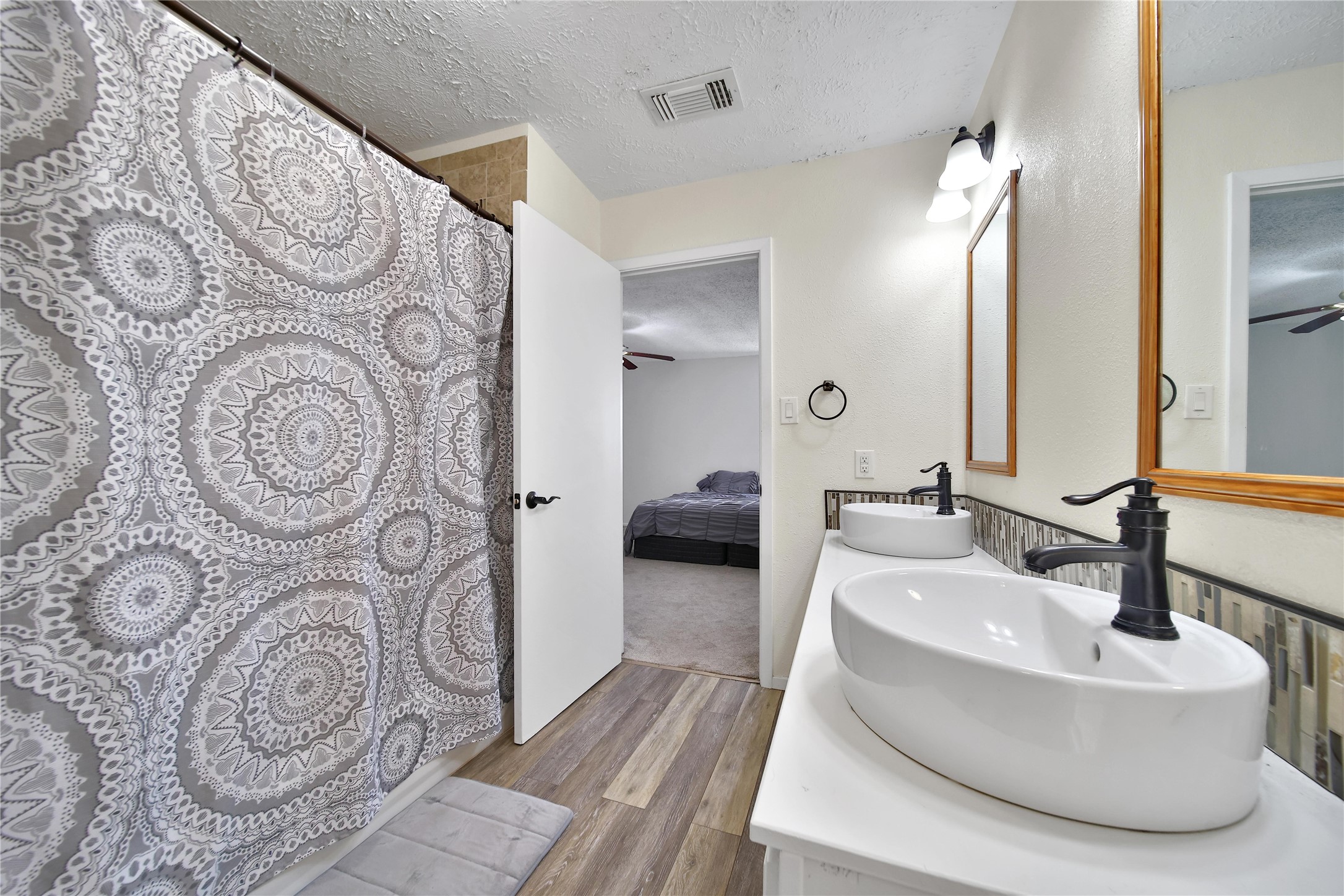 4206 Pineville Lane Spring, TX 77388 - Photo 25 of 35 a en suite bathroom with a large mirror and bathtub