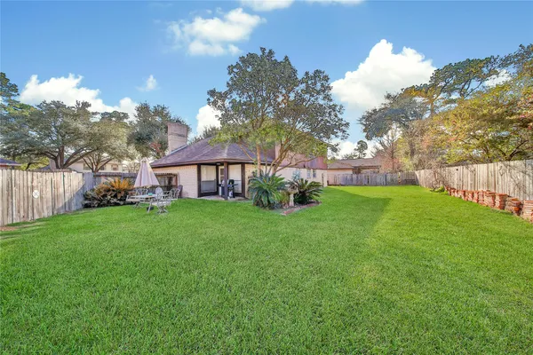 a view of a house with backyard